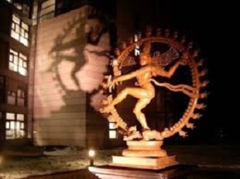 EstÃ¡tua de Shiva, o deus hindu da destruiÃ§Ã£o, colocada na entrada do CERN.