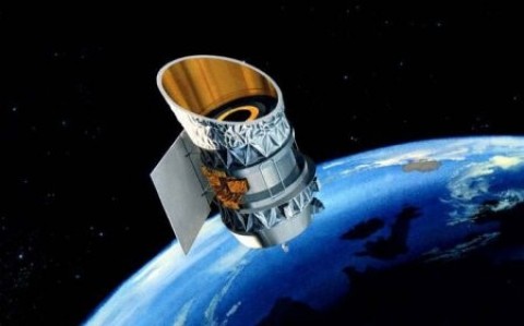 Acima: O Satélite Astronômico infravermelho dos EUA (Infrared Astronomical Satellite-IRAS) que fez a descoberta do NOVO CORPO CELESTE em 1983.