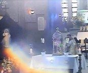 Raios de luz saem do quadro de Jesus da Misericórdia durante homilia