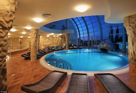 Espaço para relaxar: o complexo de sobrevivência é comparável ao mega-iate ou mansão de um bilionário. Acima, uma piscina comunitária dentro do complexo, avaliada em um valor estimado de US $ 1,1 milhão.