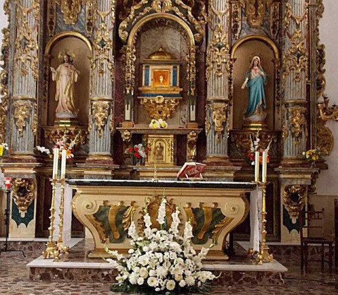 Altar com as hóstias na âmbula de cristal.