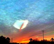 Fenômeno “skypunch” no céu de New Madrid, Alabama (EUA) 