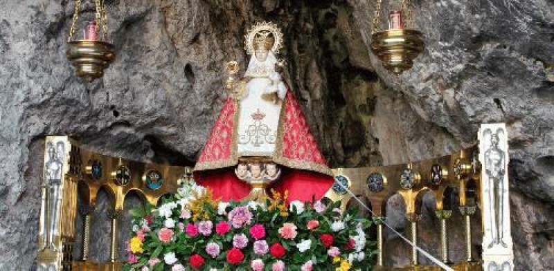O Menino Jesus que a Virgem Maria leva com sua mÃ£o esquerda foi colocado ali em 1704.