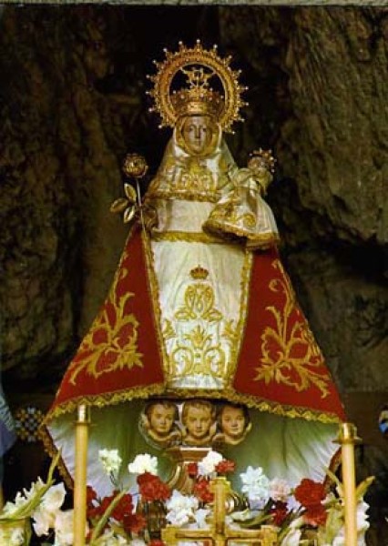 A imagem de Nossa Senhora de Covadonga data do sÃ©culo XVI, foi talhada em madeira de carvalho e mede cerca de 72 centÃ­metros de altura. 