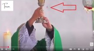 Milagre: Gota do PRECIOSO SANGUE pula do Cálice sobre a EUCARISTIA durante a Missa (vídeo)