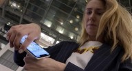 “...E FAZ QUE A TODOS... LHES SEJA POSTO UM SINAL NA SUA MÃO DIREITA OU NA TESTA” (Ap 13, 16)  Chip implantado no corpo é usado como passaporte vacinal de Covid