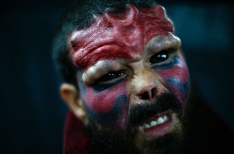 O artista Red Skull (caveira vermelha) chega a assustar pelas modifica?es em seu rosto.